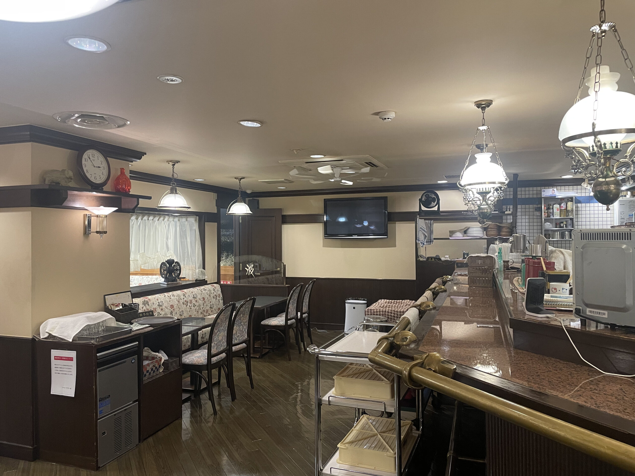 「波」店内