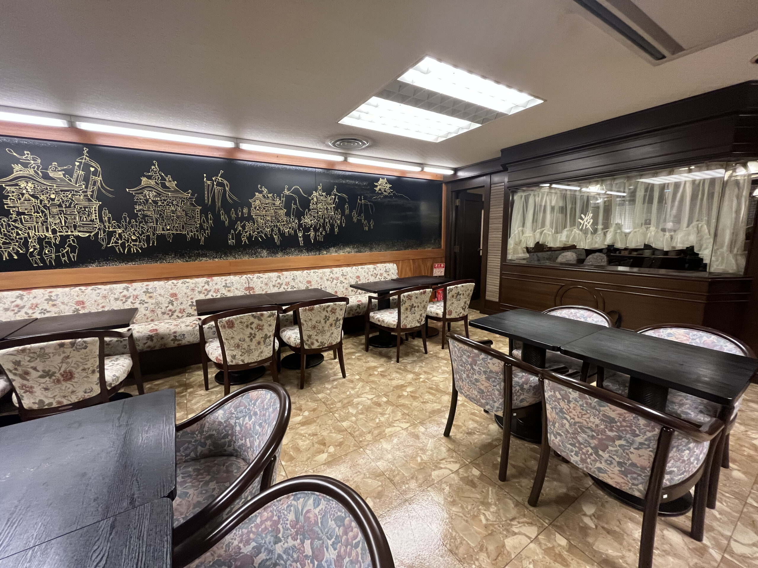 「波」店内